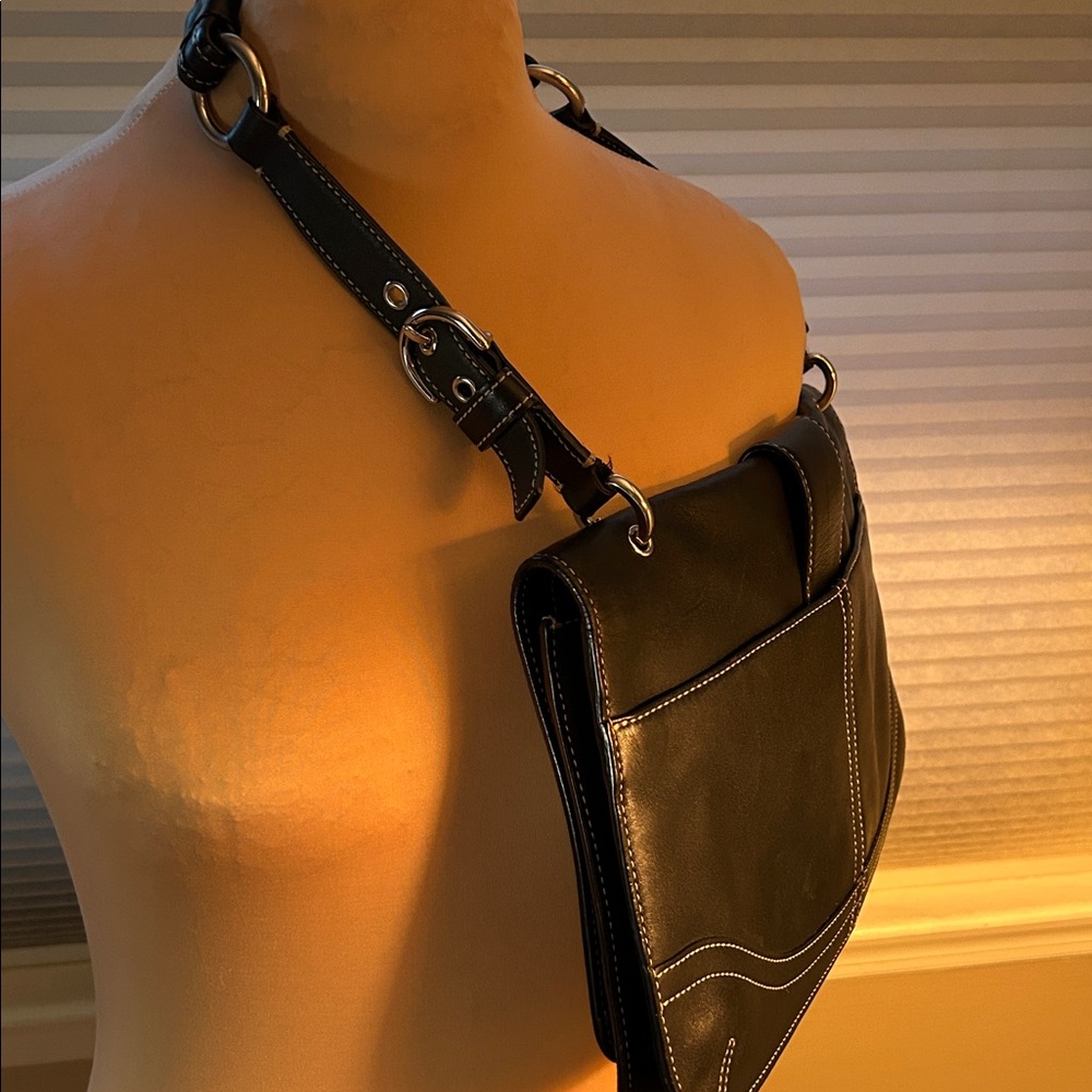 Elegant Black Coach Leather Buckle Shoulder Bag - Picture 3 of 6